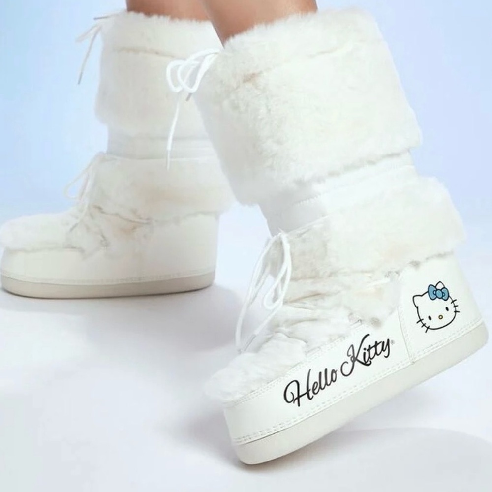 Super cute Hello Kitty Moon Boots